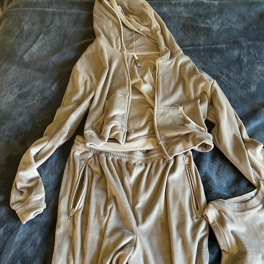 Skims velour Set, jogger pants, top and Jacket hoodie, gray color